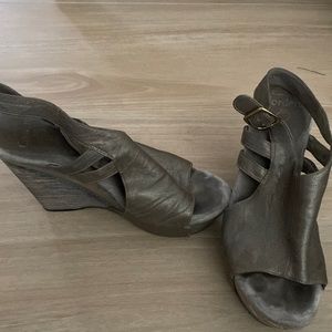 Wood wedge leather sandal